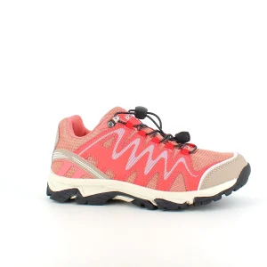 Fleksible laksefarvede sneakers med elastiksnørebånd.